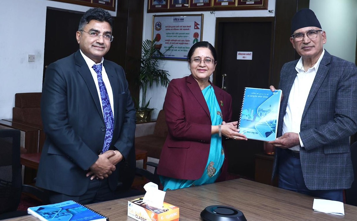 नेपाल राष्ट्र बैंकले पूर्व बजेटकालीन समीक्षा प्रतिवेदन अर्थ मन्त्रालयमा बुझायो