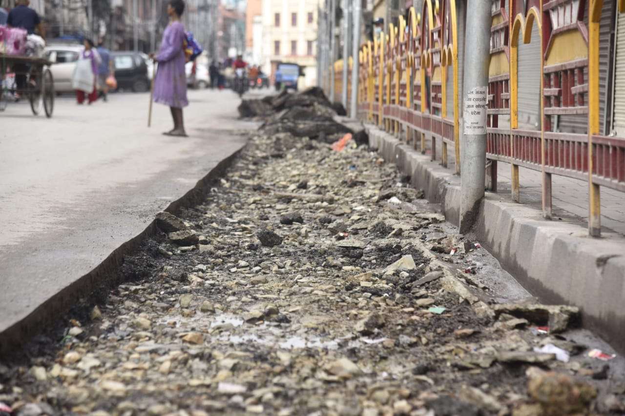 उच्च अदालतको आदेशसँगै महानगरले न्यूरोडको फुटपाथ विस्तार गर्न पाउने