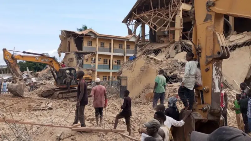 नाइजेरियामा विद्यालय भवन भत्किँदा १०० जना पुरिए, हालसम्म २१ जनाको मृत्युको पुष्टि