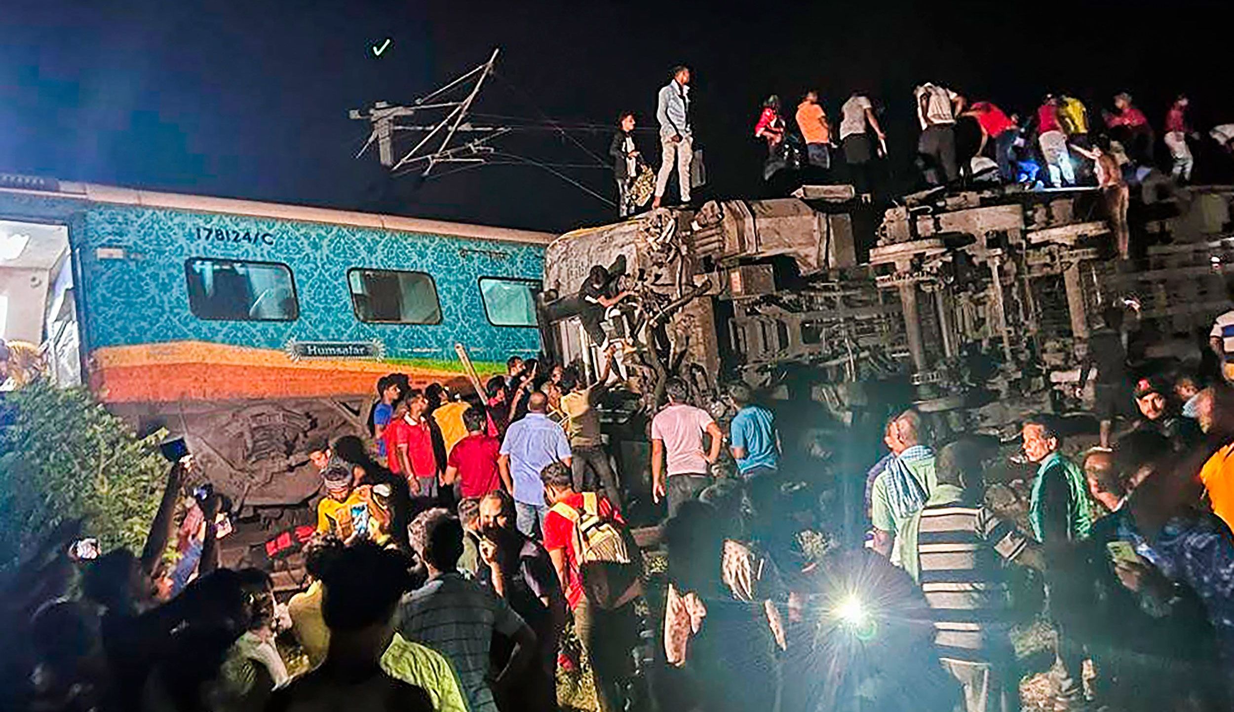 भारतको ओडिशामा भयानक रेल दुर्घटना, २३० जनाभन्दा बढीको मृत्यु