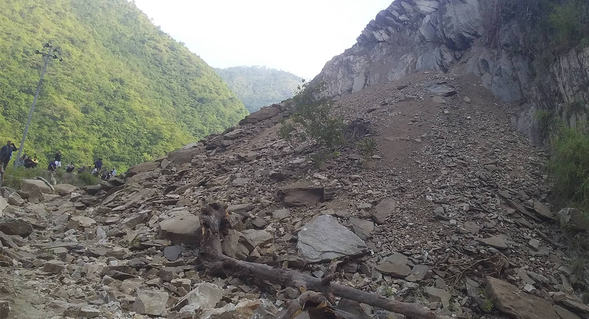 सात ठाउँमा पहिरो गएपछि मेची राजमार्ग अवरुद्ध