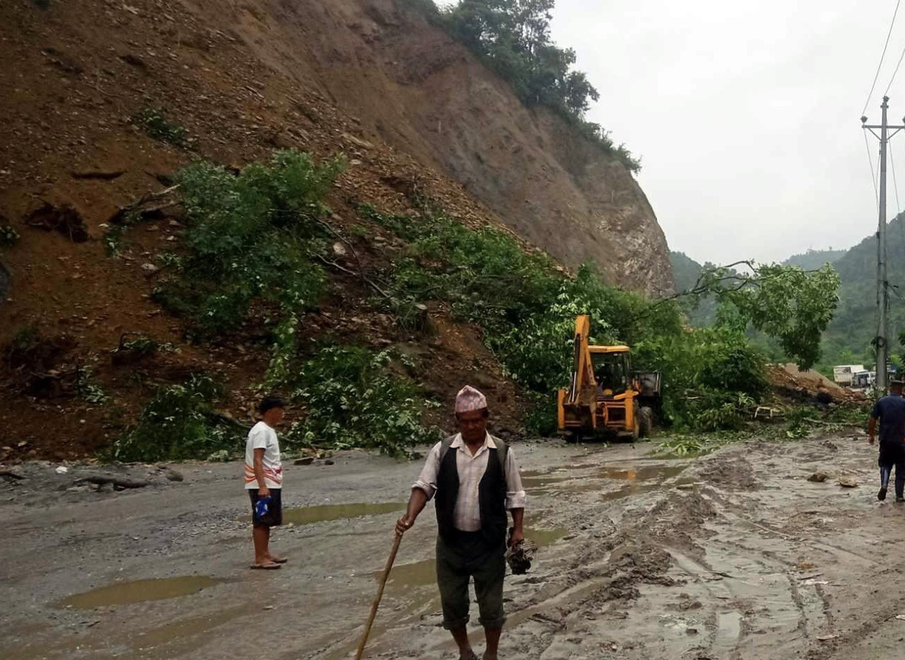 पहिरोले बिहानदेखि अवरुद्ध पृथ्वी राजमार्ग खुल्यो