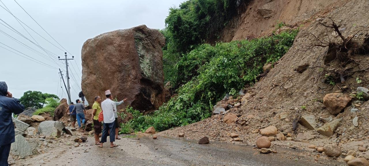 सडकमा पहाडजत्रो ढुङ्गो खस्दा गल्छी-रसुवागढी सडक अवरुद्ध