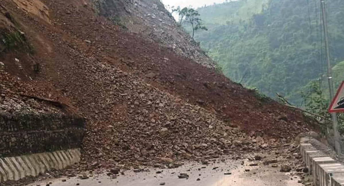 पहिरोले गए रातिदेखि सिद्धार्थ राजमार्ग अवरुद्ध