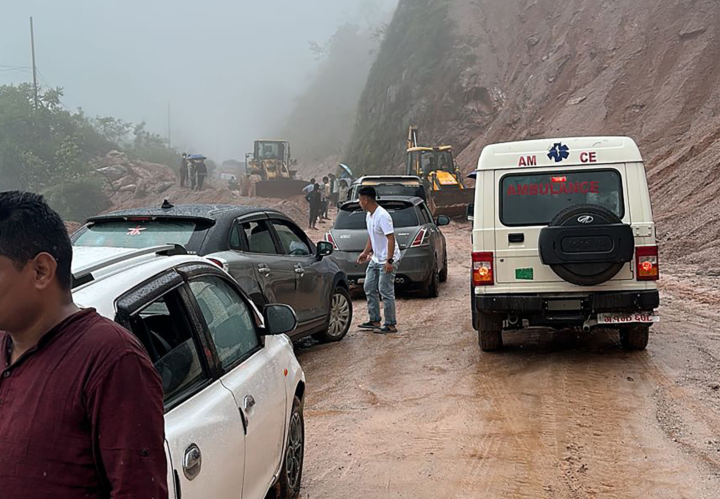 पहिरोले देशभरका यी सडक छन् अवरुद्ध