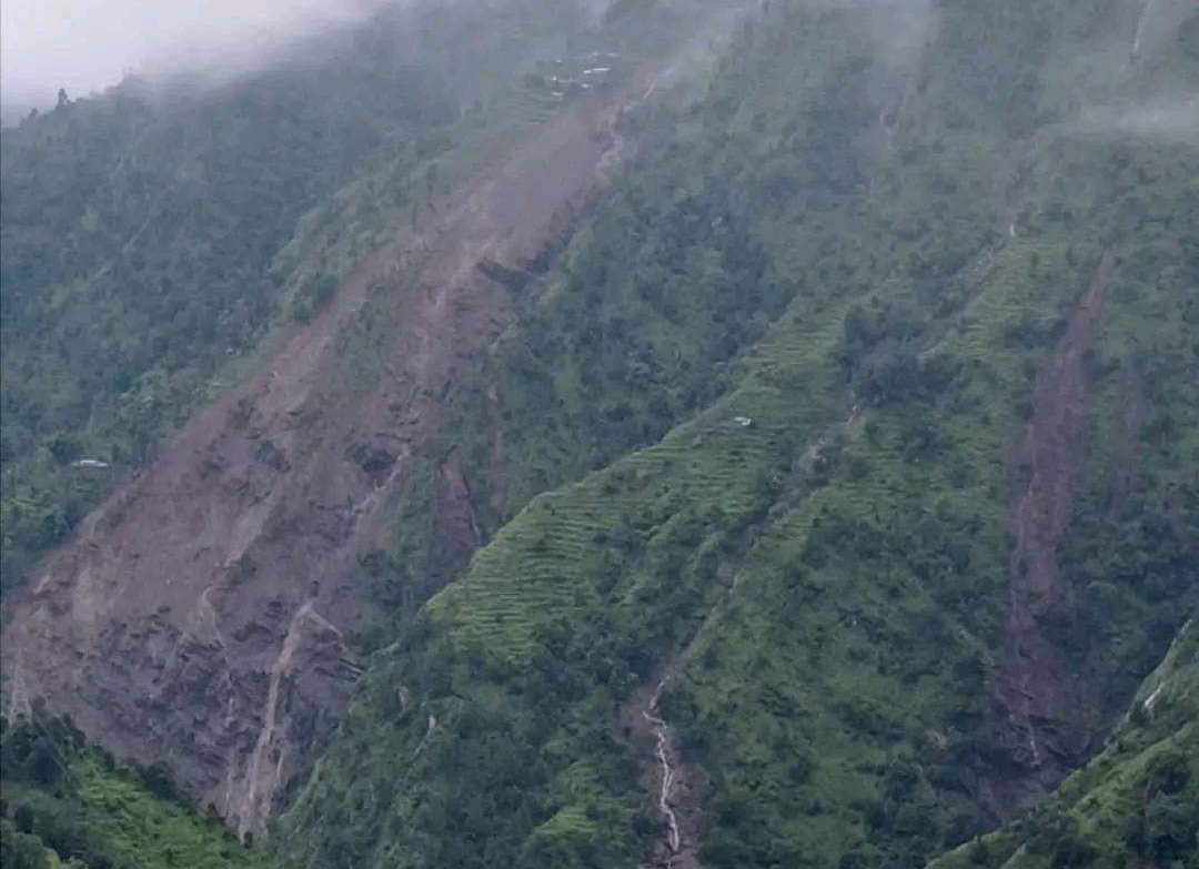 पहिरोले बागलुङमा दुई घर भत्किए, दर्जन बढी उच्च जोखिममा