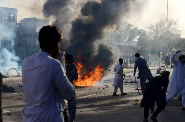 इमरान खानका कार्यकर्ताले मुख्यालय फुटाउँदा सेनाका लेफ्टिनेन्ट जनरलसहित तीन जना बर्खास्त