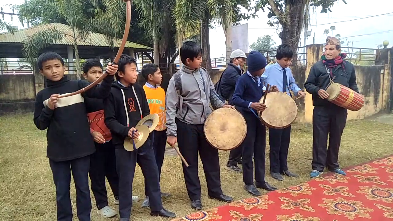 पञ्चेबाजा बजाउने तालिम लिएपछि फुर्सदमा आम्दानी गर्दै विद्यार्थी