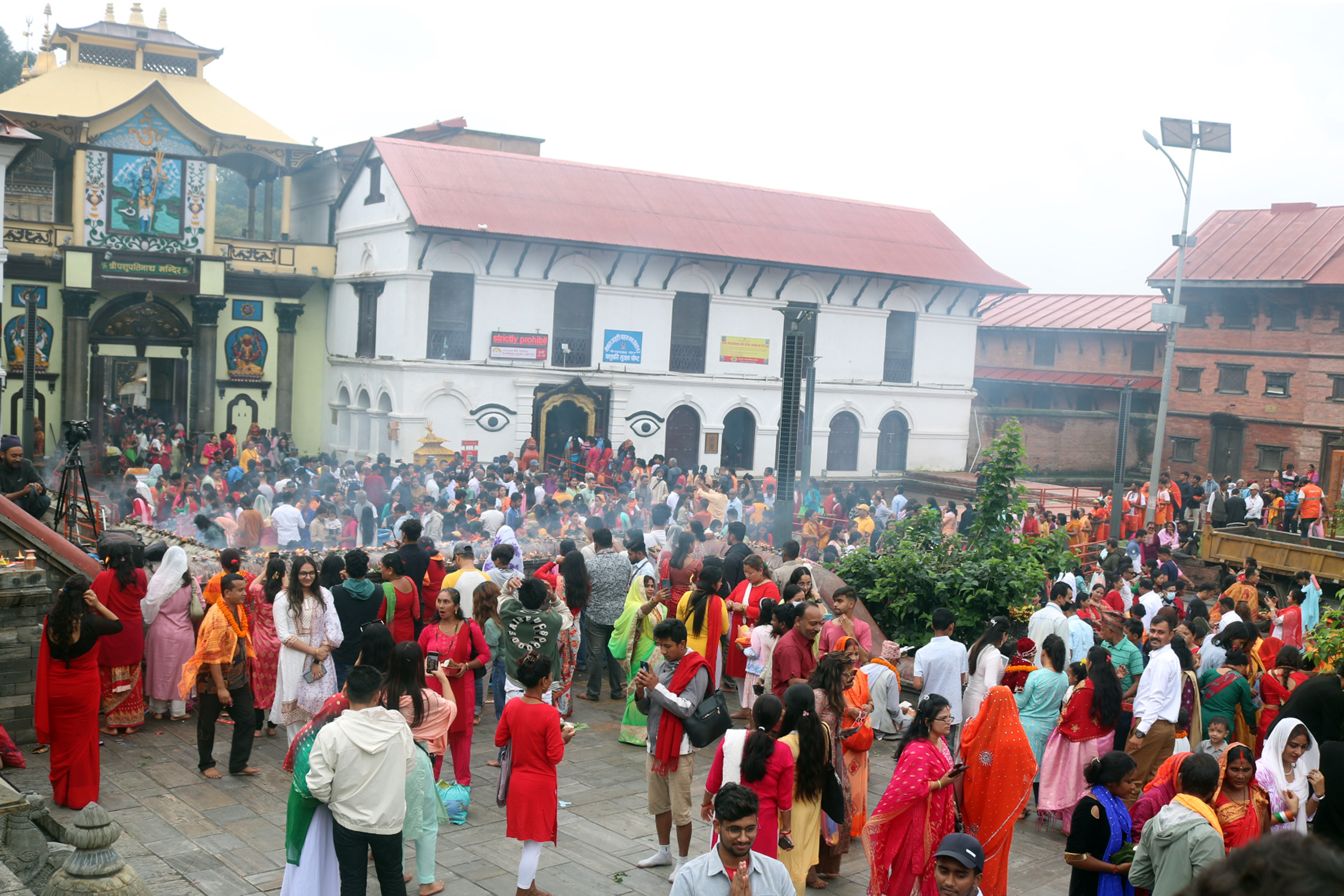 आज साउनको अन्तिम सोमबार, पशुपति लगायत शिवालयमा भक्तजनको भीड