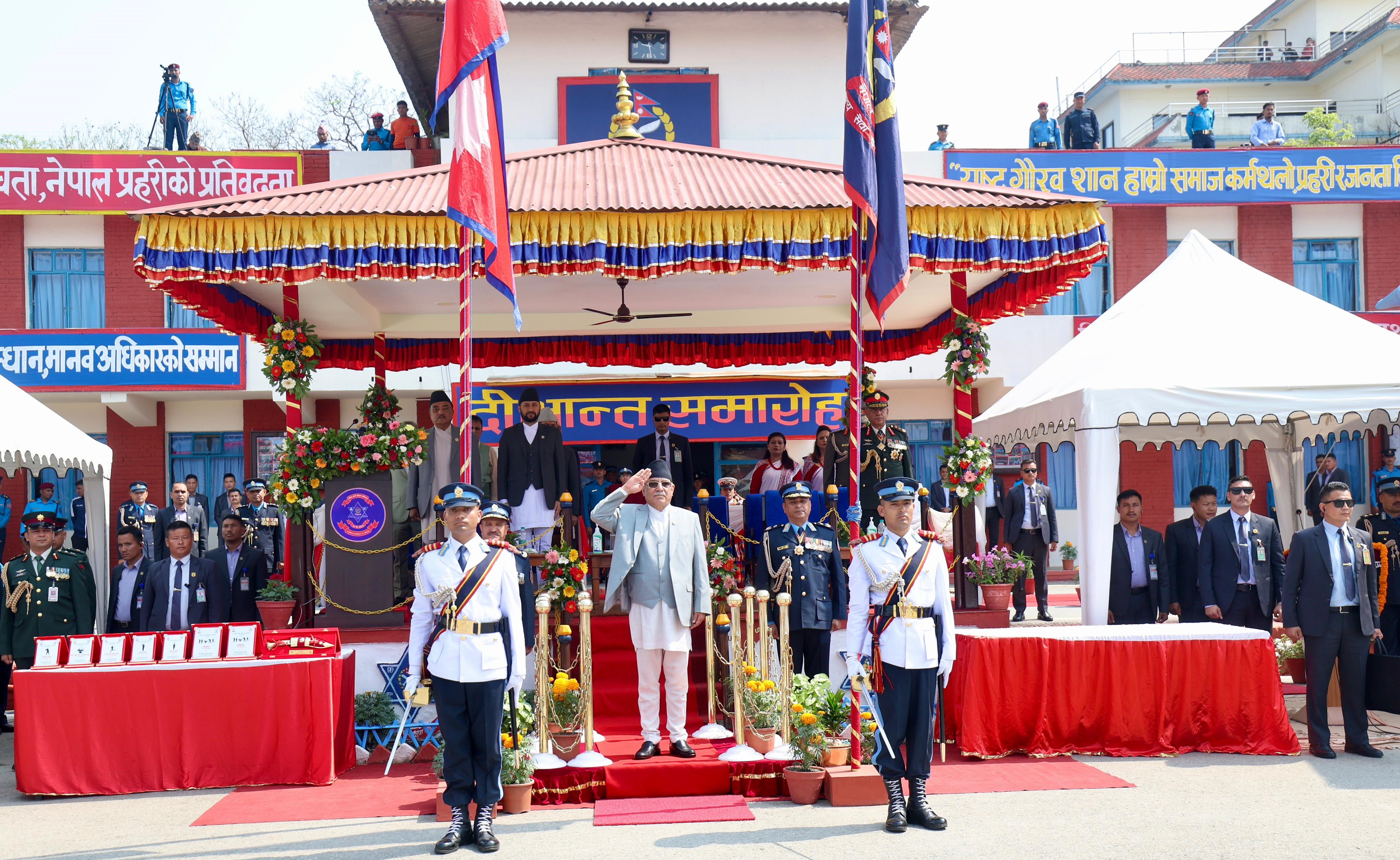 प्रहरीलाई प्रधानमन्त्रीले भने- ‘अपराध अनुसन्धान गर्दा कति पनि विचलित नहुनुस्’