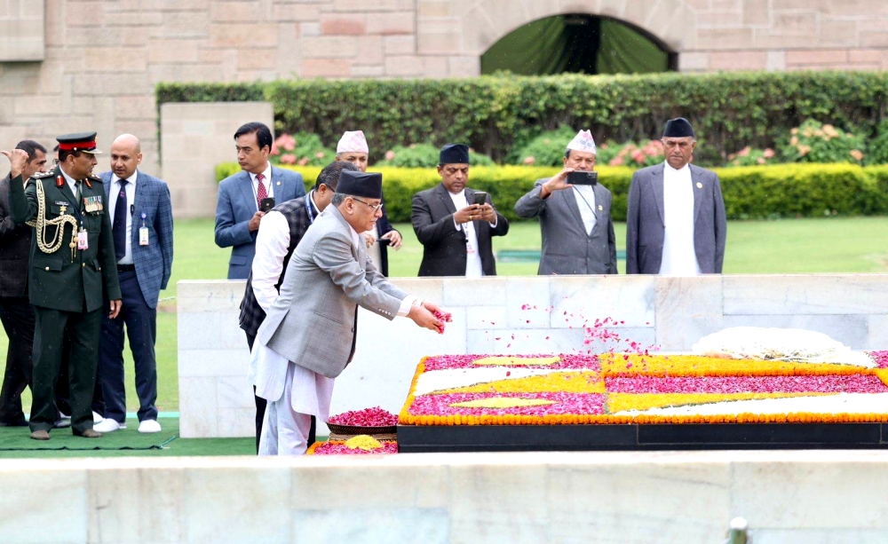 महात्मा गान्धीको समाधिस्थलमा प्रचण्ड (चार तस्बिर)