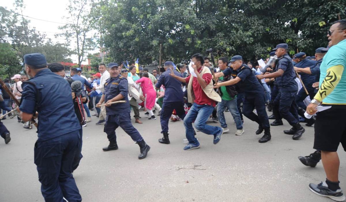 अधिवक्ता भगवती पाण्डेलाई पक्राउको माग गर्दै प्रहरी कार्यालय घेराउ, तीन दर्जन बढी नियन्त्रणमा