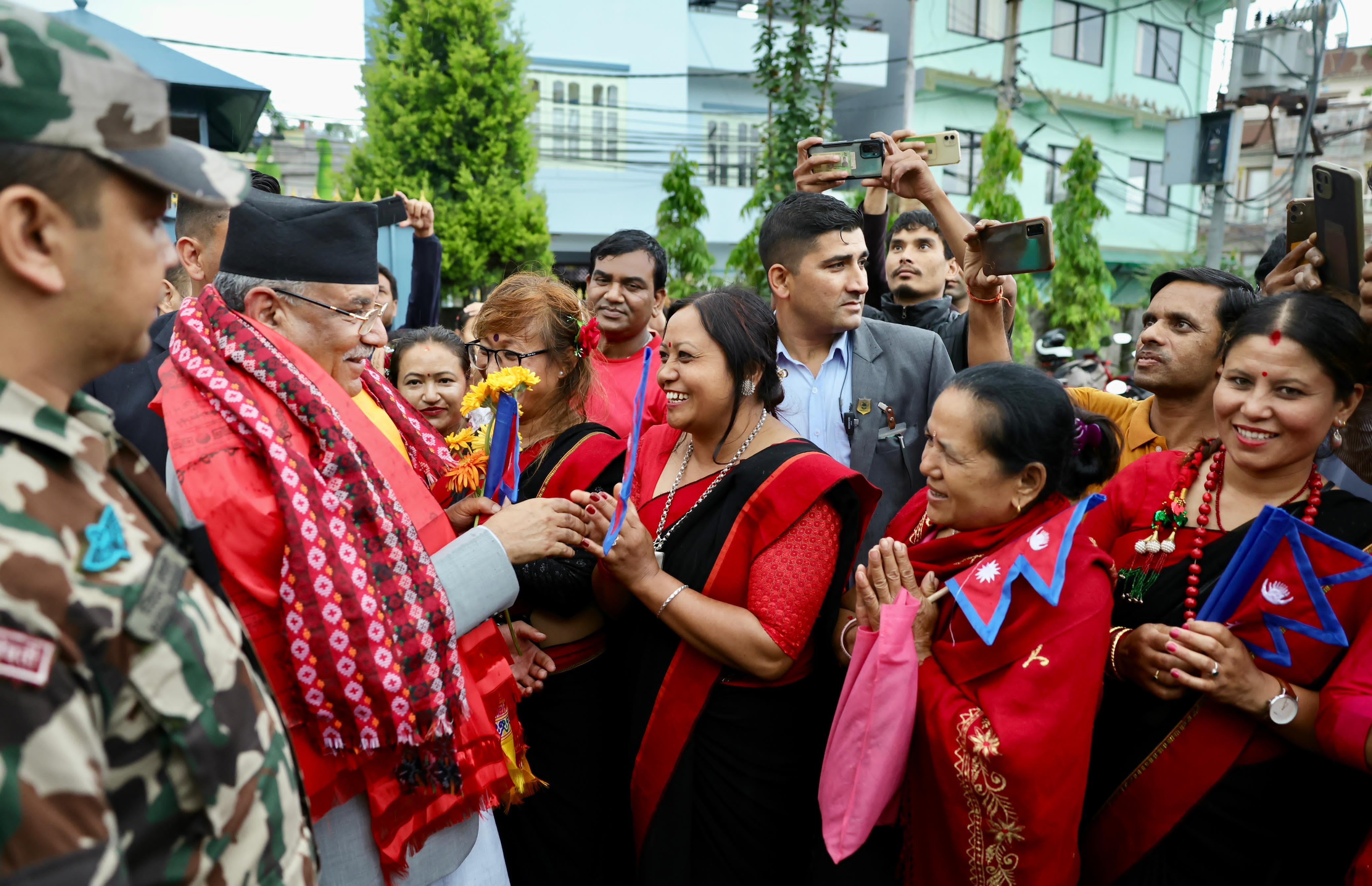 प्रचण्डको बालुवाटार बसाई टुंगियो, खुमलटार पुग्दा स्थानीयले गरे स्वागत