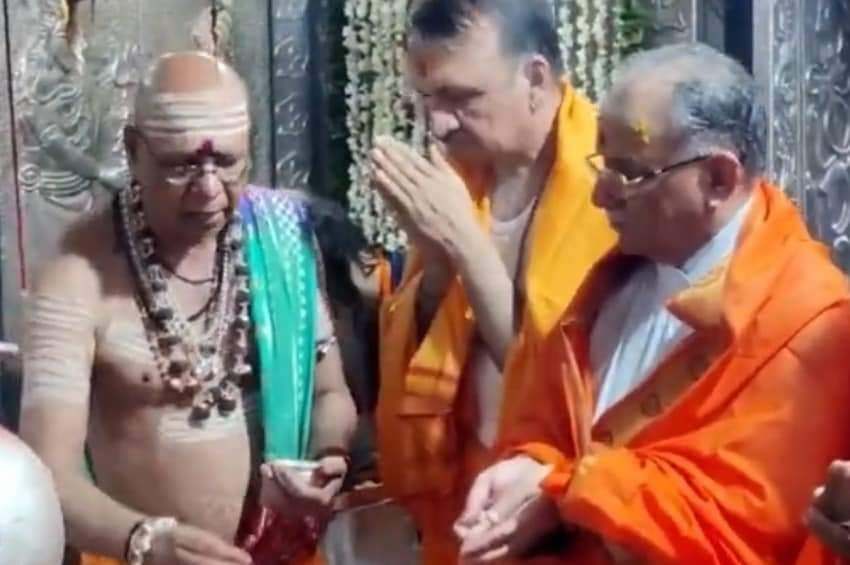 गेरुवस्त्र लगाएर प्रधानमन्त्रीद्वारा महाकालेश्वर मन्दिरमा पूजाअर्चना