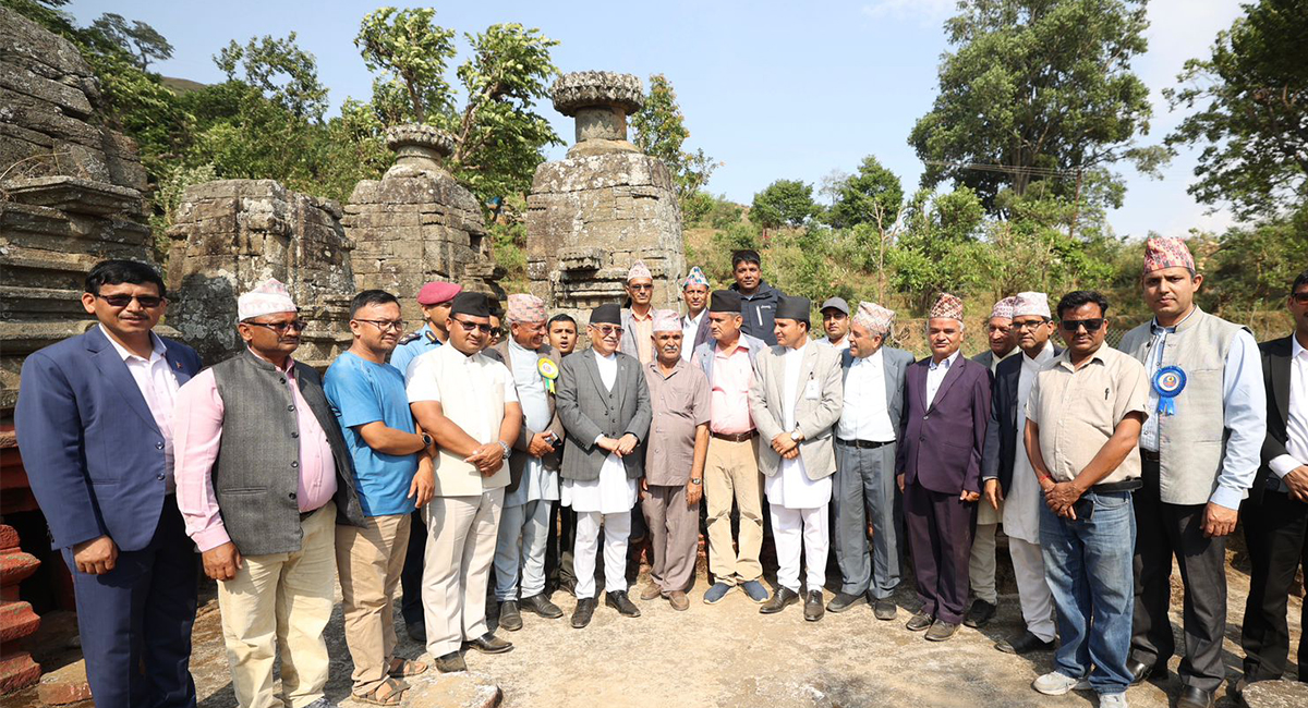 ग्यास उत्खनन क्षेत्रको निरीक्षण गर्न पुगे प्रधानमन्त्री प्रचण्ड