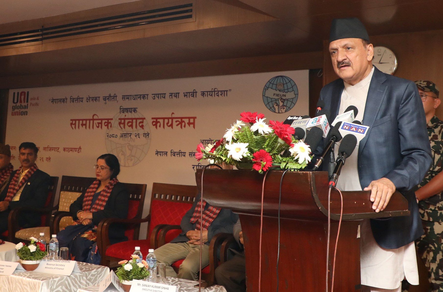 बैंक तथा वित्तीय संस्थाले ब्याजदर बढाउन मिलेमतो गर्छन् : अर्थमन्त्री महत