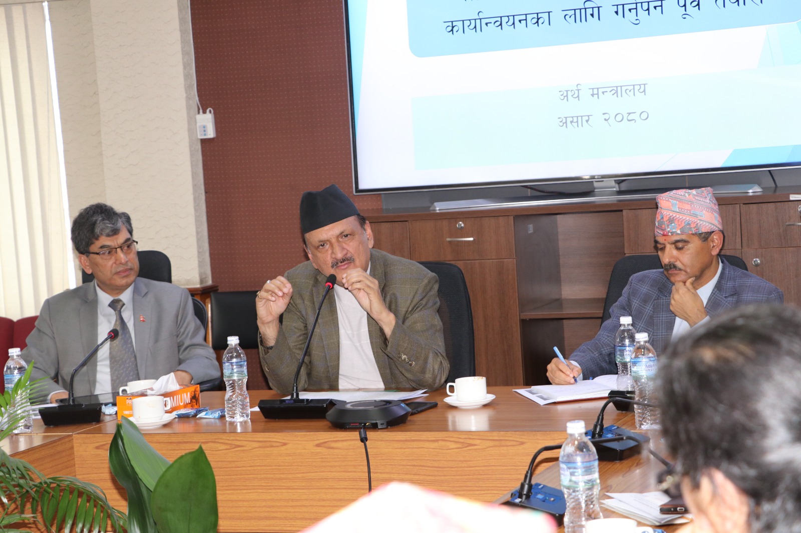 स्रोतको अवस्था हेरी सिर्जित दायित्व भुक्तानीलाई प्राथमिकता दिन अर्थमन्त्रीले सचिवहरूलाई निर्देशन दिए