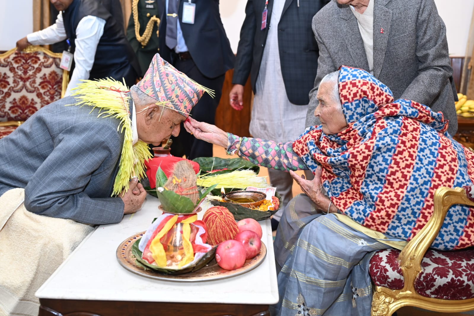 राष्ट्रपति पौडेलले भाउजू र पुरोहितको हातबाट दशैंको टिका लगाए