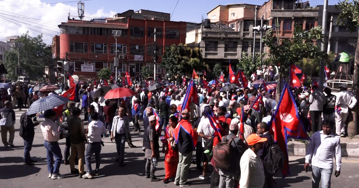 चर्को घाममा दिनभर सडकमै रहे राजावादी, काठमाडौंका मुख्य सडकमा सवारी प्रभावित