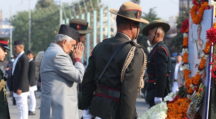 राष्ट्रपति पौडेलद्वारा सिंहदरबार पुगेर पृथ्वीनारायण शाहको शालिकमा पुष्पहार अर्पण