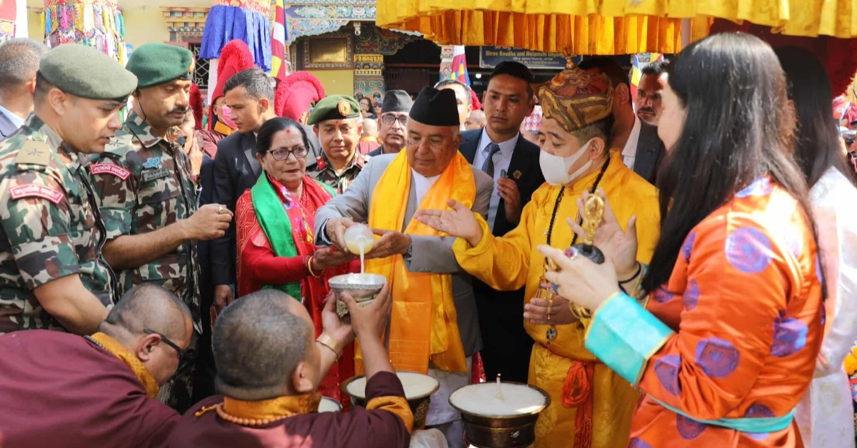 बौद्धस्थित ल्हाखाङ गुम्बामा पुगेर राष्ट्रपतिले गरे बुद्धको अस्तुधातु दर्शन