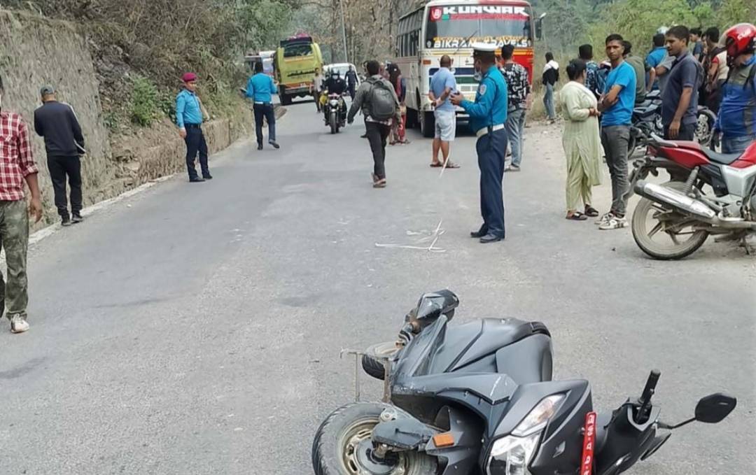 पाल्पामा बसको ठक्करबाट स्कुटर चालकको मृत्यु