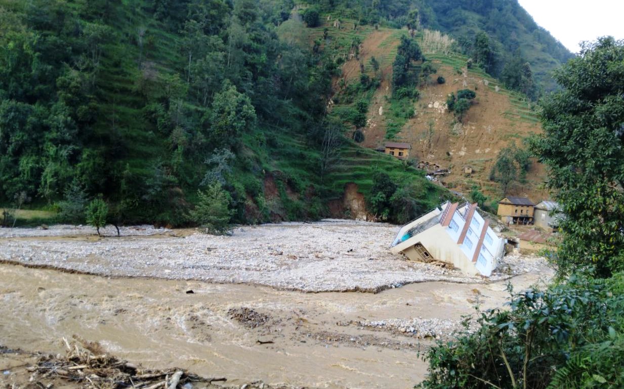 बाढी-पहिरोबाट ज्यान गुमाएकाका आफन्तहरूलाई सरकारले दियो पाँच करोड रूपैयाँ