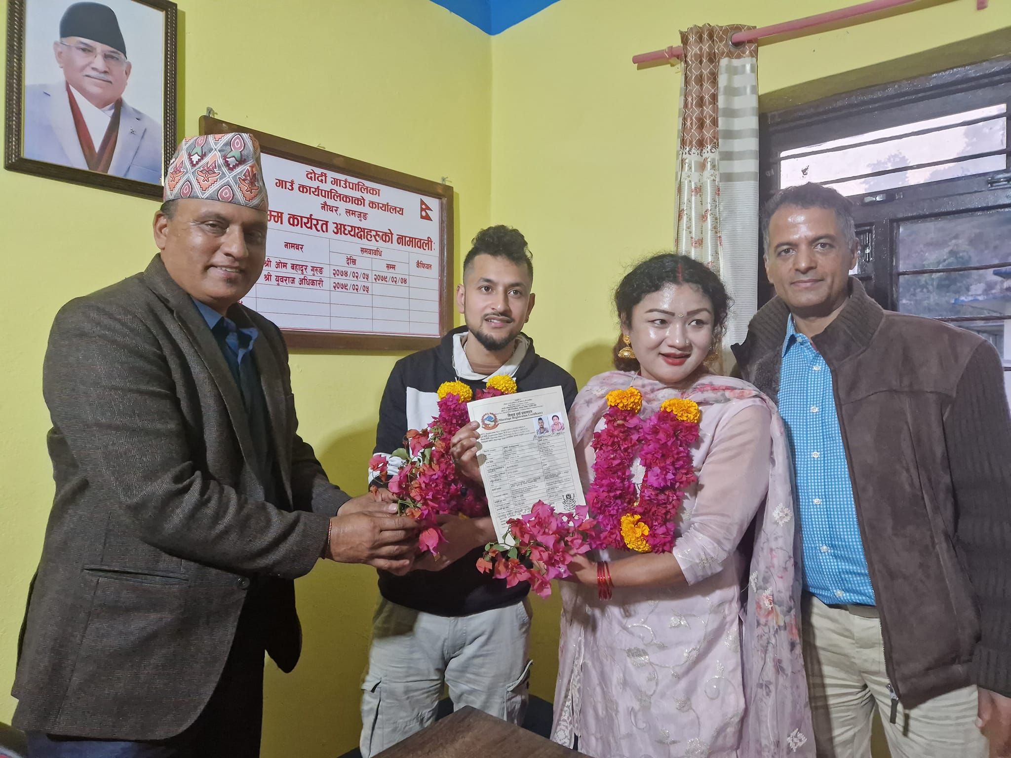 नेपालमा पहिलो समलिङगी विवाह दर्ता, कानुनी रूपमै दुलाहा-दुलही भए सुरेन्द्र र माया