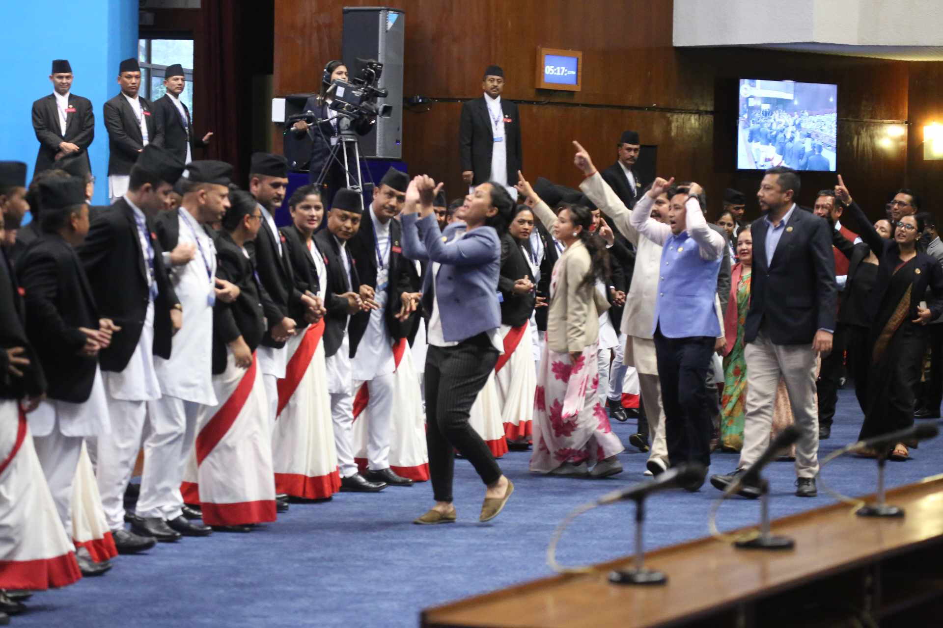 संसदमा रास्वपाको नाराबाजी (तस्विरहरू)