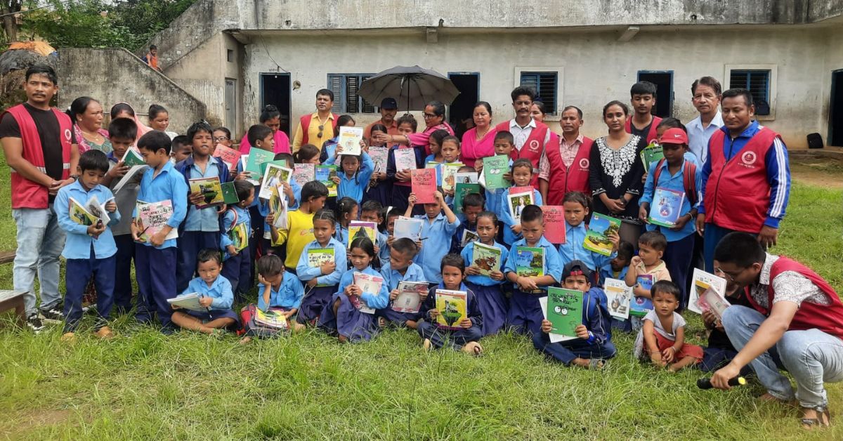 बजार सफा गर्ने क्रममा भेटिएका फोहर बोतल बेचेर विद्यार्थीलाई कापीकलम