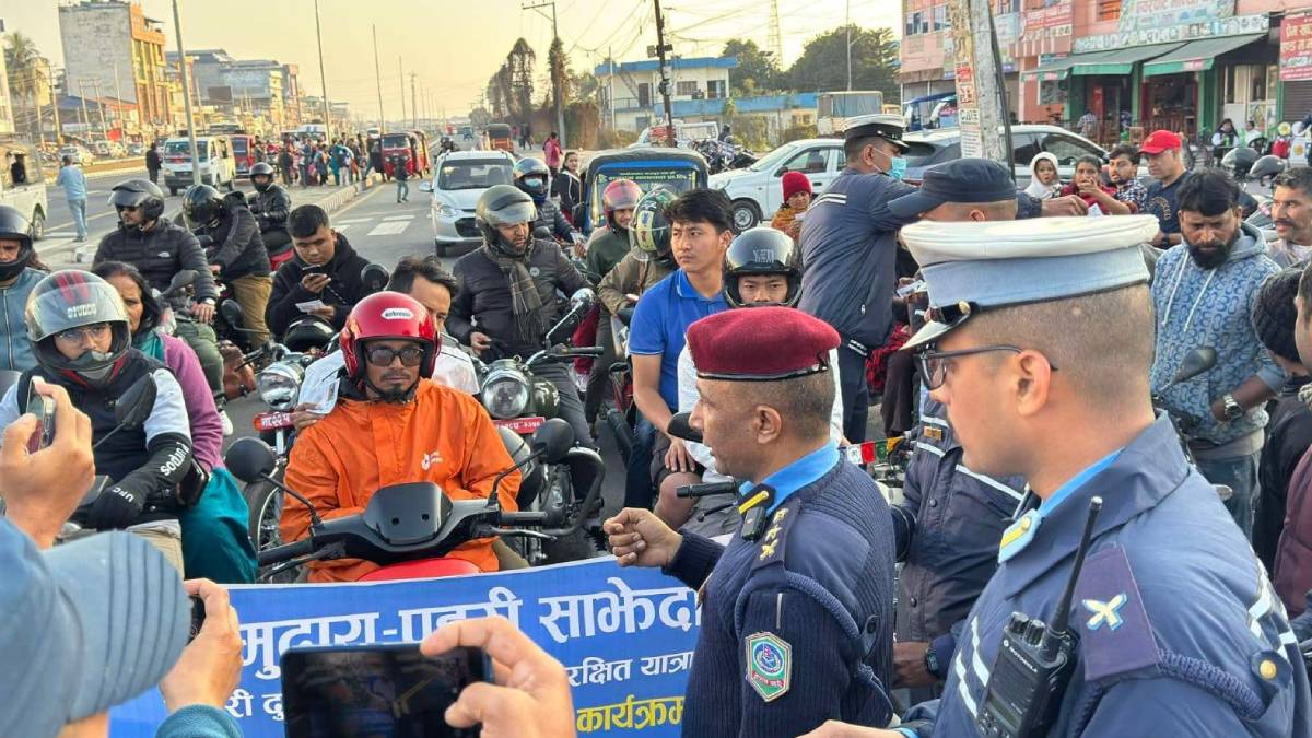 दुर्घटनालाई कम गर्न मोटरसाइकल चालकलाई प्रहरीले 'शुभयात्रा' भन्न थाले