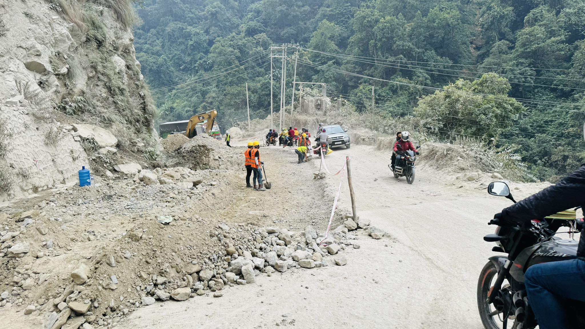 सिद्धार्थ राजमार्ग मर्मतमा ठेकेदारको लापरवाही, ढलानमा फुसफुसे ढुङ्गा प्रयोग