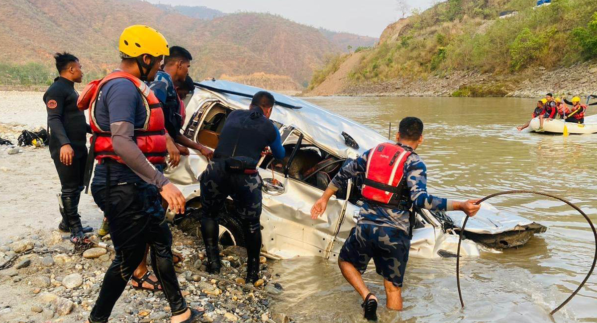 सिन्धुली जिप दुर्घटना अपडेटः सीटीईभीटीका दुई कर्मचारीको शव पोस्टमार्टमका लागि काठमाडौँ ल्याइयो