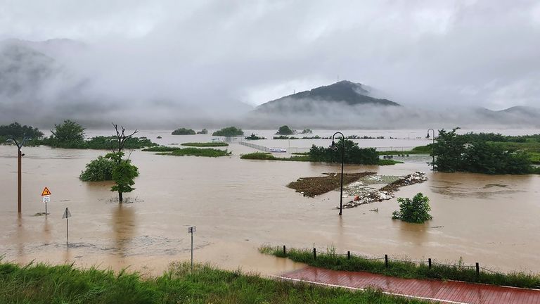 कोरियामा बाढीले देशभरका अधिकांश भू-भाग डुबानमा, ३३ जनाको मृत्यु