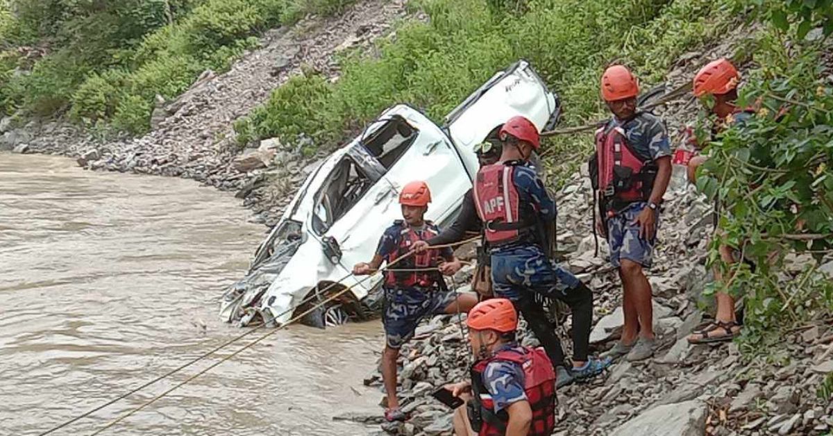 सुनकोशीमा खसेको कार भेटियो : ३ जना यात्रु अझै बेपत्ता, हाम फालेर बाँचेका एकजनाको उपचार हुँदै