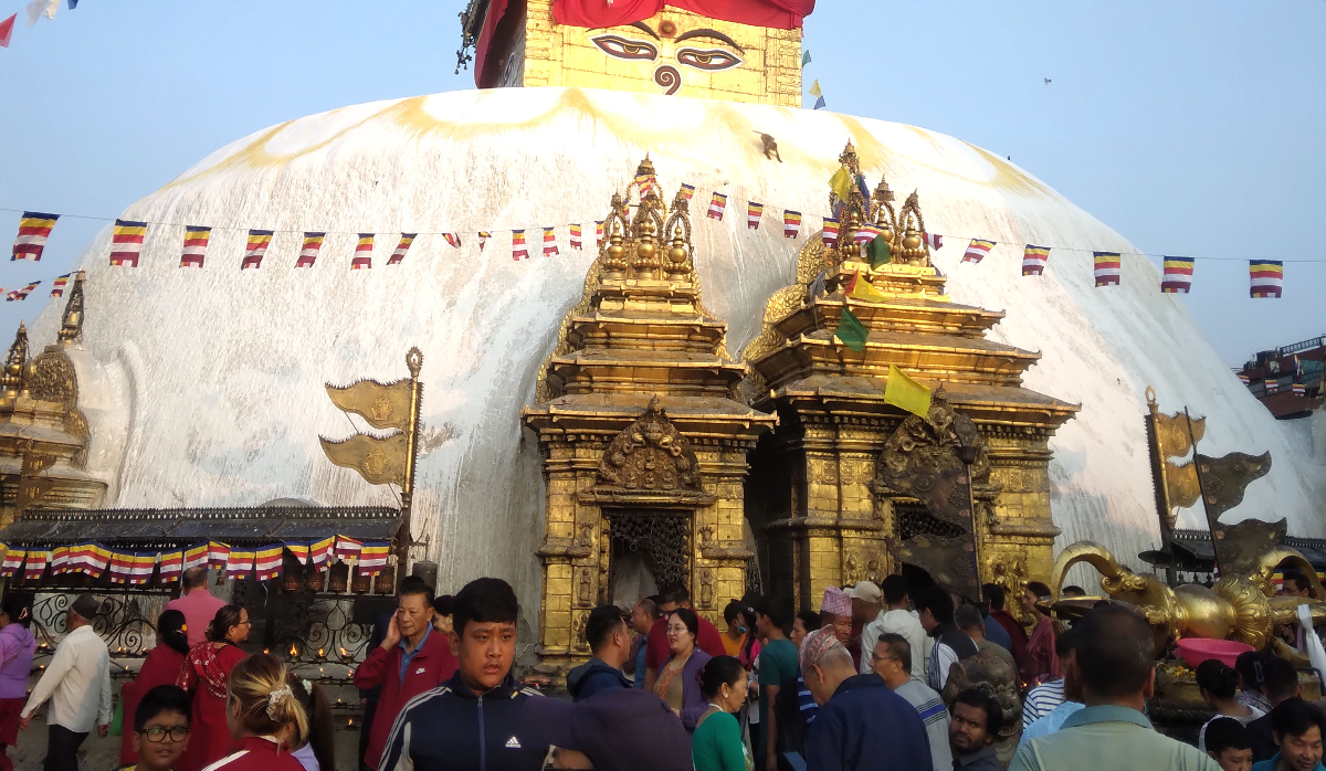 स्वयम्भूनाथ क्षेत्रमा बौद्धमार्गीको घुइँचो, बुद्धको अस्तुधातु दर्शनका लागि राखियो