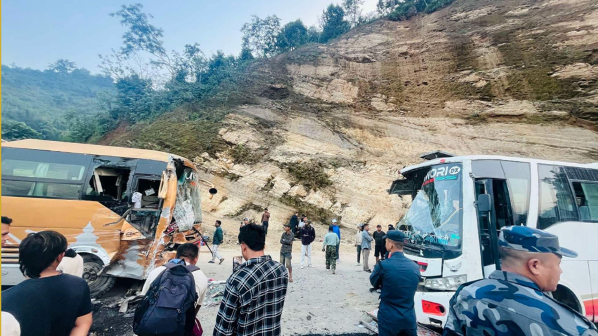 दुई बस जुध्दा ३० यात्रु घाइते, चालकको मृत्यु