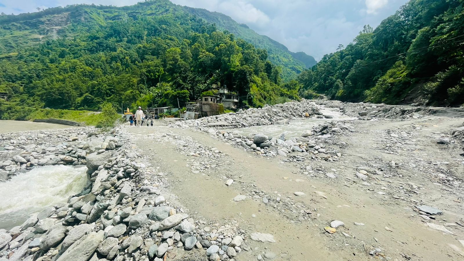 सडक निर्माणको जिम्मा लिएर ठेकेदार सम्पर्कबिहीन, प्रकाशशरण महतले निर्देशन दिँदा पनि अटेर