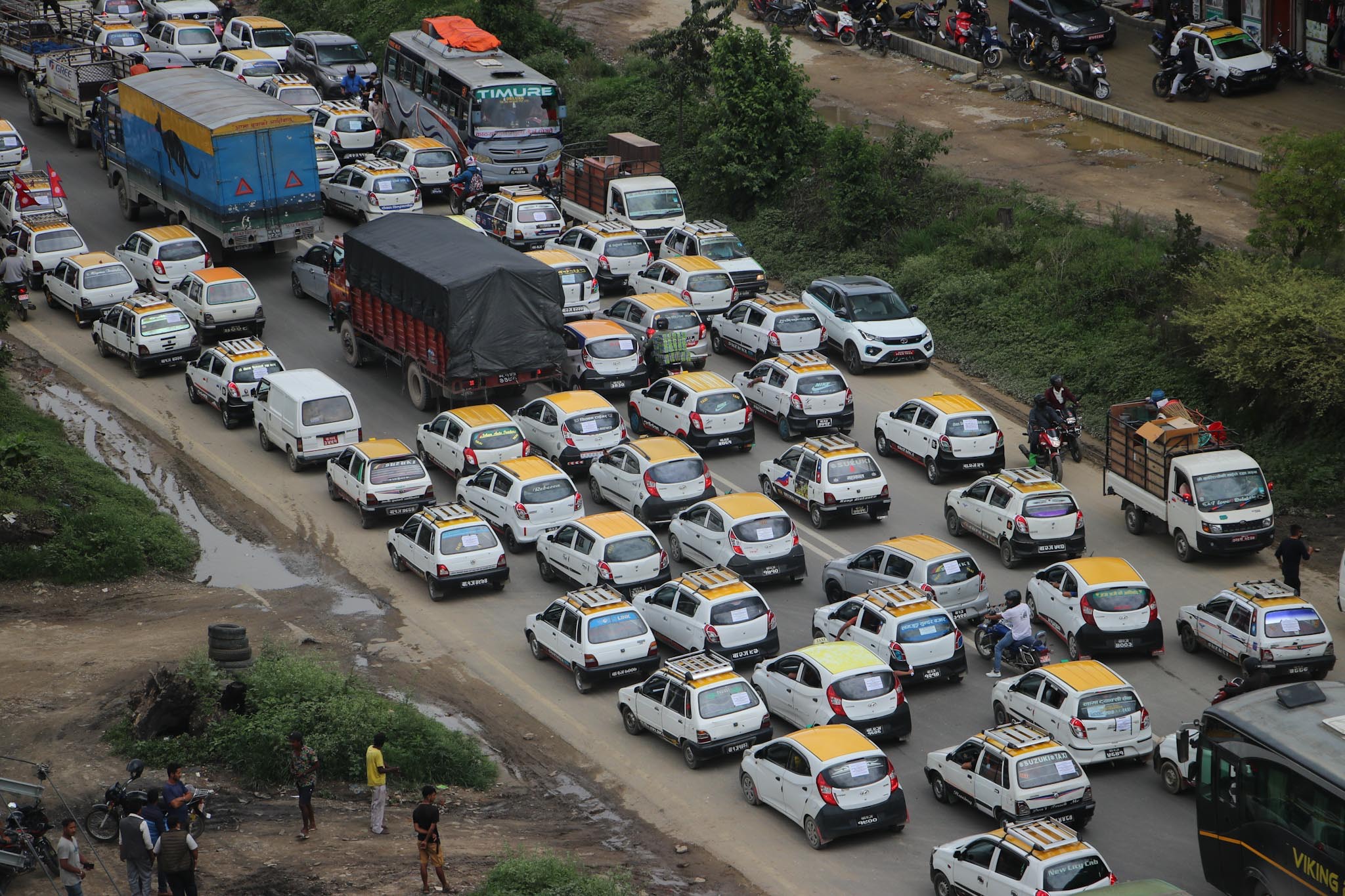 चक्रपथमा ट्याक्सी तथा ढुवानी गाडीको विरोध प्रदर्शन (तस्बिरहरू)