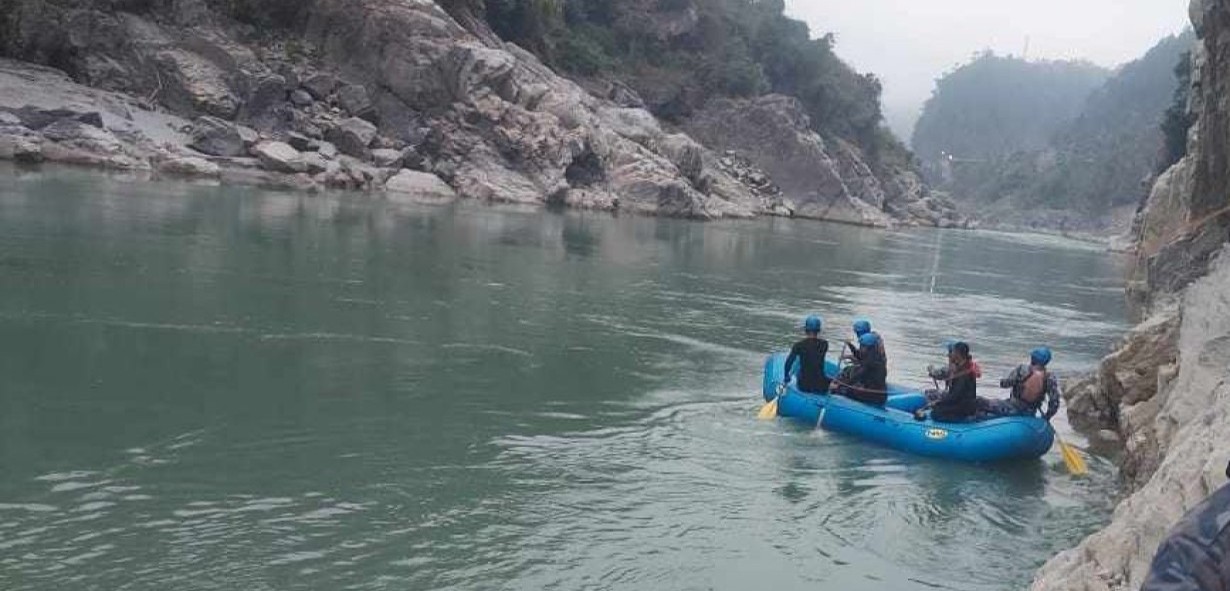 कर्णालीमा डोजर पल्टियो, एक जना बेपत्ता