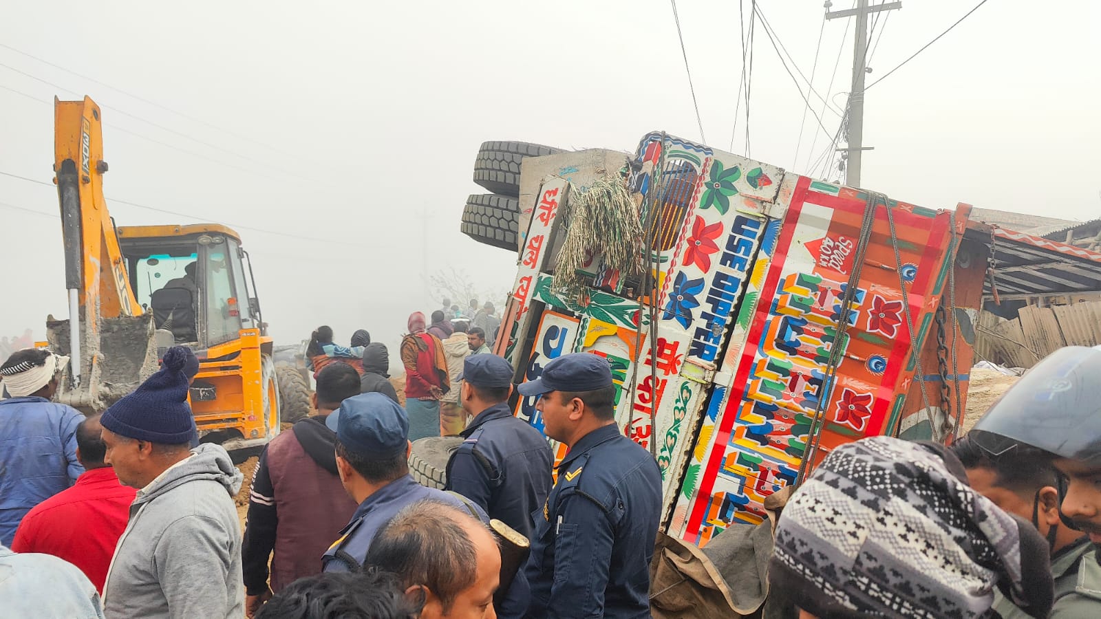 दुखद समाचार : ट्रक पल्टिदा किचिएका जुम्ल्याहा दाजु बहिनीसहित तीन जनाको मृत्यु