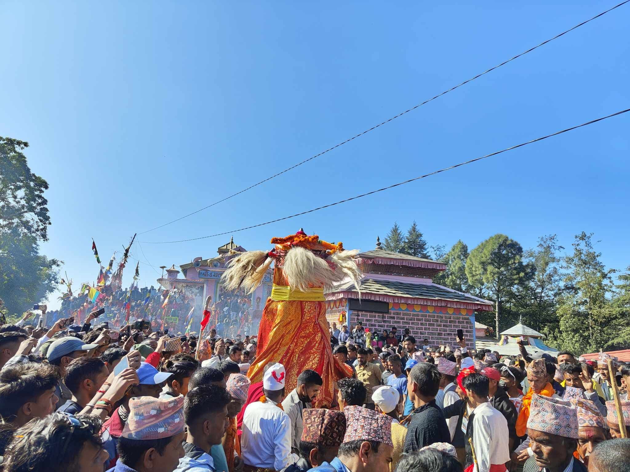 उग्रतारा मेलामा सहभागी हुन डडेल्धुरा पुगे देउवा दम्पती