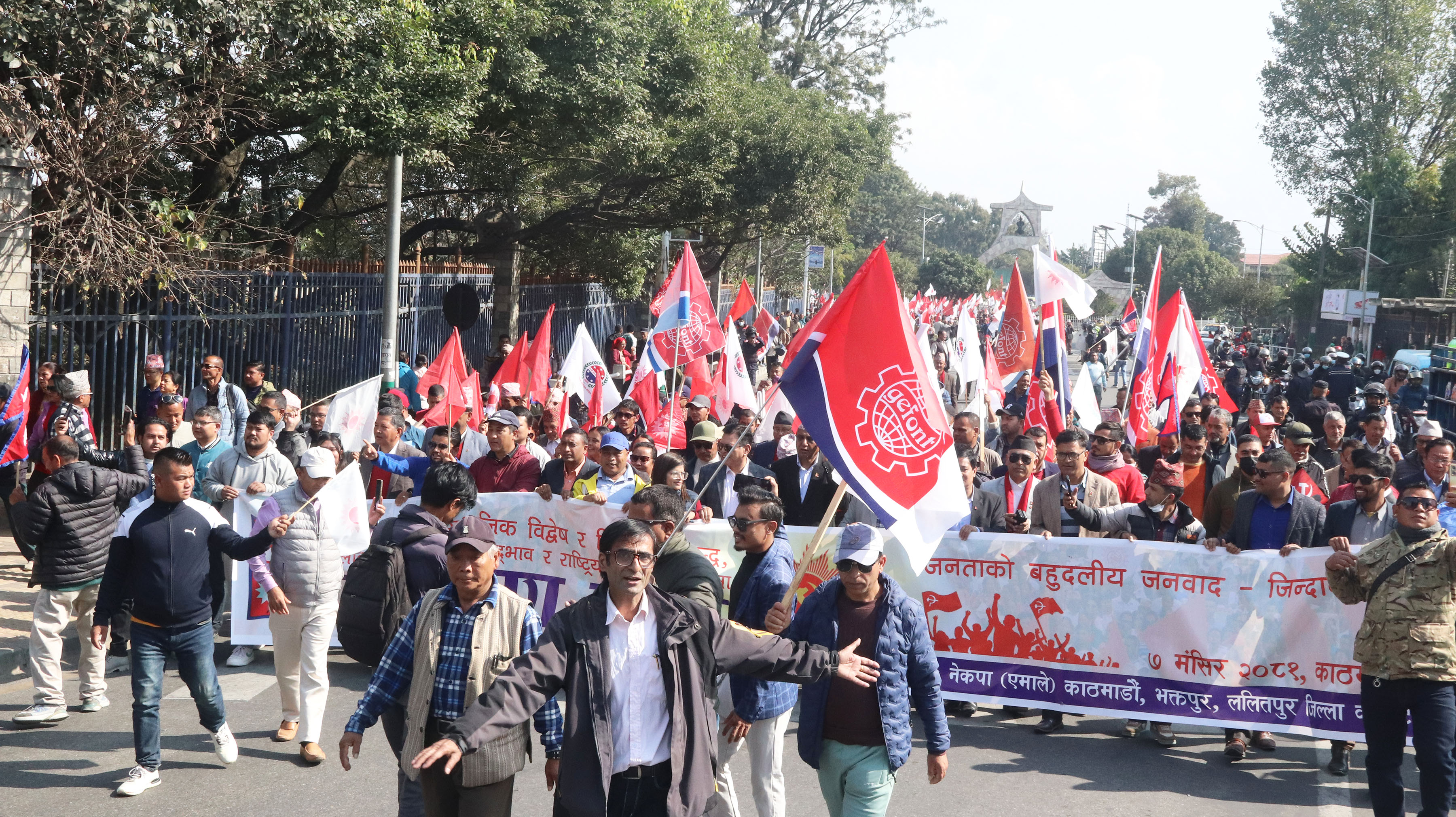 ट्राफिक व्यवपस्थापन अस्तव्यस्त पारेर काठमाडौंमा एमालेको प्रदर्शन (तस्बिरहरू)