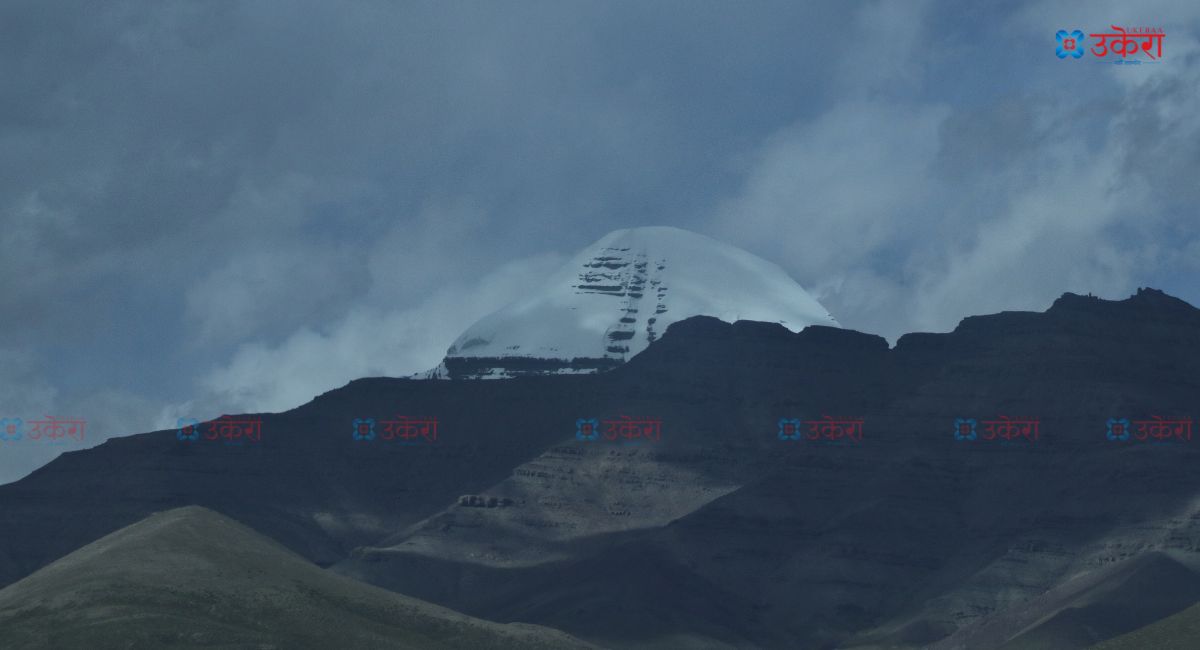 तिब्बतको दार्चेनबाट देखिएको कैलाश पर्वत।