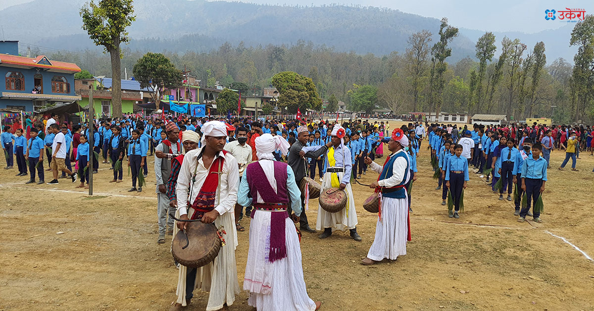 बराहताल गाउँपालिका-५ मा विद्यालयको सार्वजनिक कार्यक्रममा दामाहा बजाउँदै बाजा समूहका सदस्यहरू।