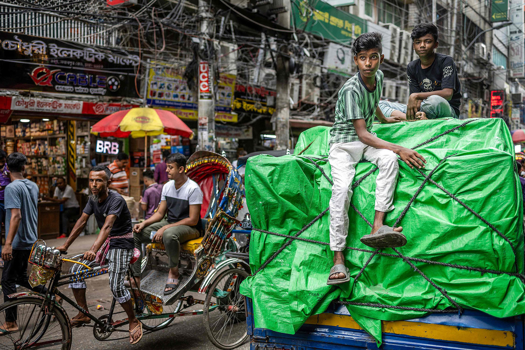 सामान्य हुँदै ढाका : शनिवार ढाकाको सडकको दृश्य। राजनीतिक उतारचढावपछि अन्तरिम सरकार गठन भएपछि बङ्गलादेशको जनजीवन सामान्य बन्दै गएको छ।