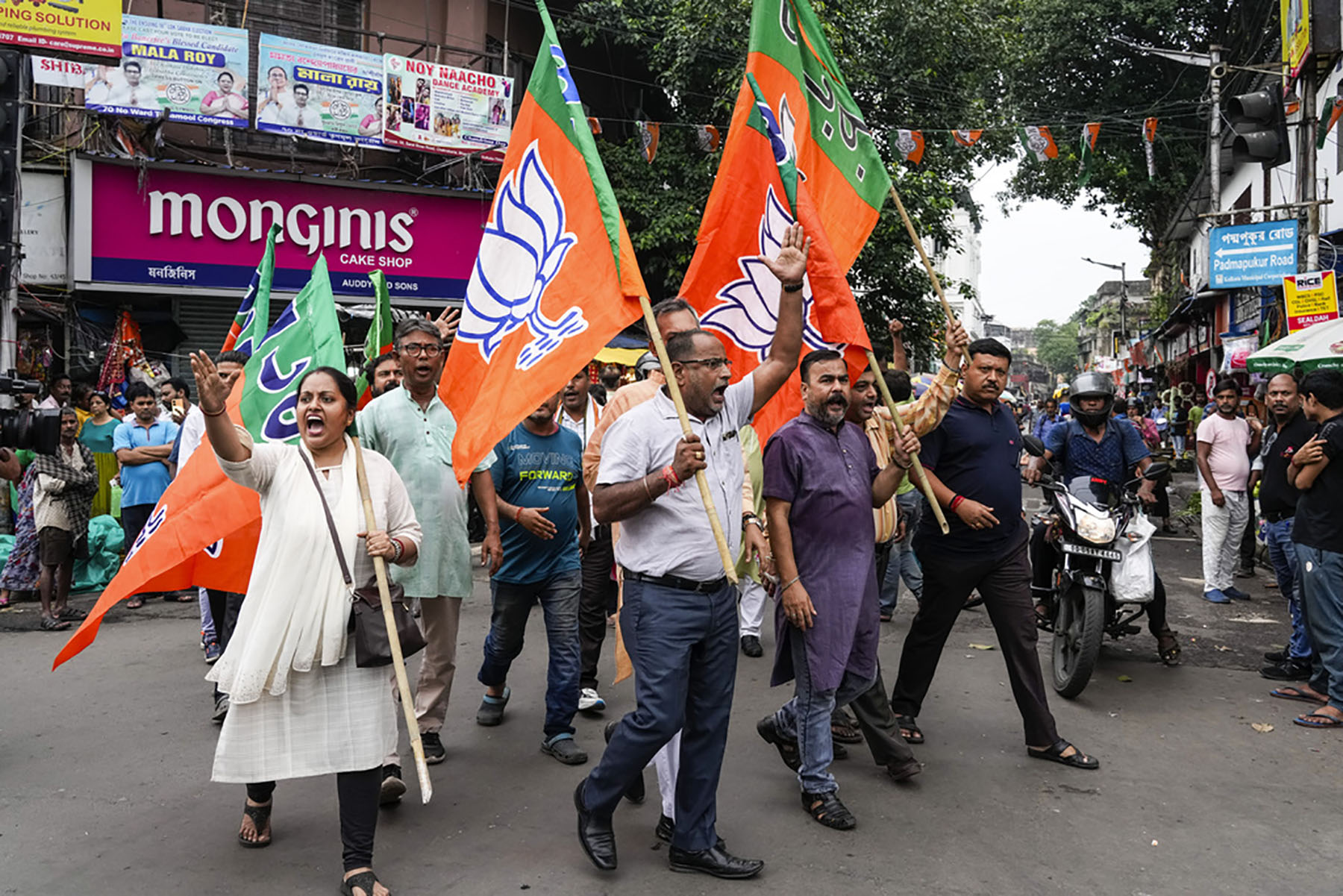 बलात्कारमा सत्ताको खेल : गत हप्ता सरकारी अस्पतालमा एक प्रशिक्षार्थी डाक्टरको बलात्कार र हत्याको विरोधमा प्रदर्शनमा सहभागीहुँदै भारतको सत्तारुढ भारतीय जनता पार्टी (भाजपा) का समर्थक।