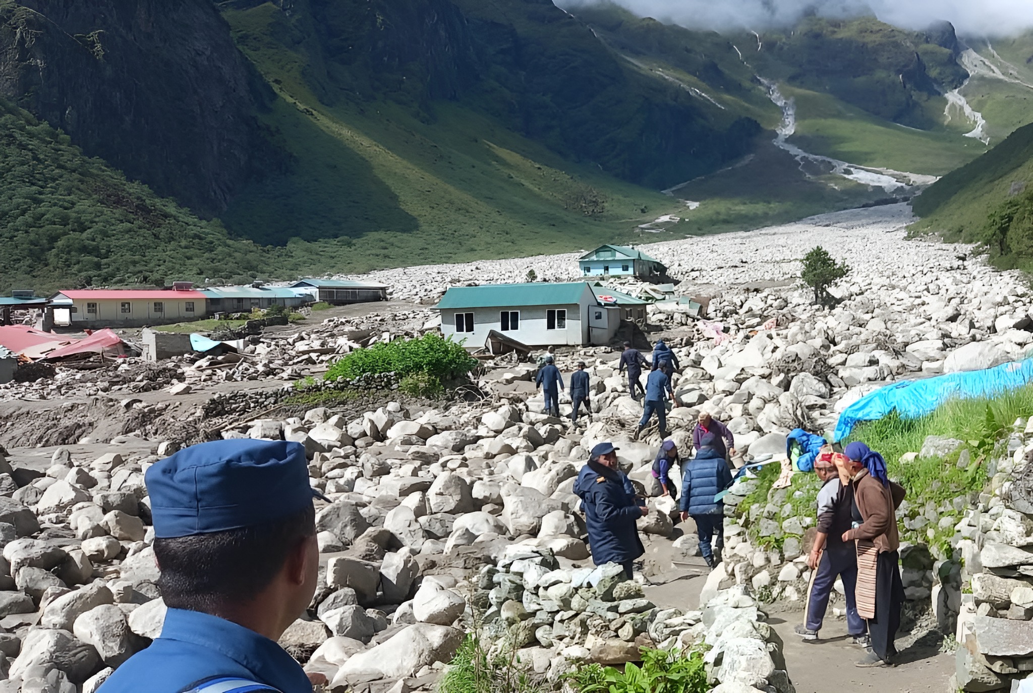 बाढी प्रभावित थामे क्षेत्रमा राहत र उद्दारमा परिचालित सुरक्षाकर्मी। तस्बिर : नेपाल प्रहरी।