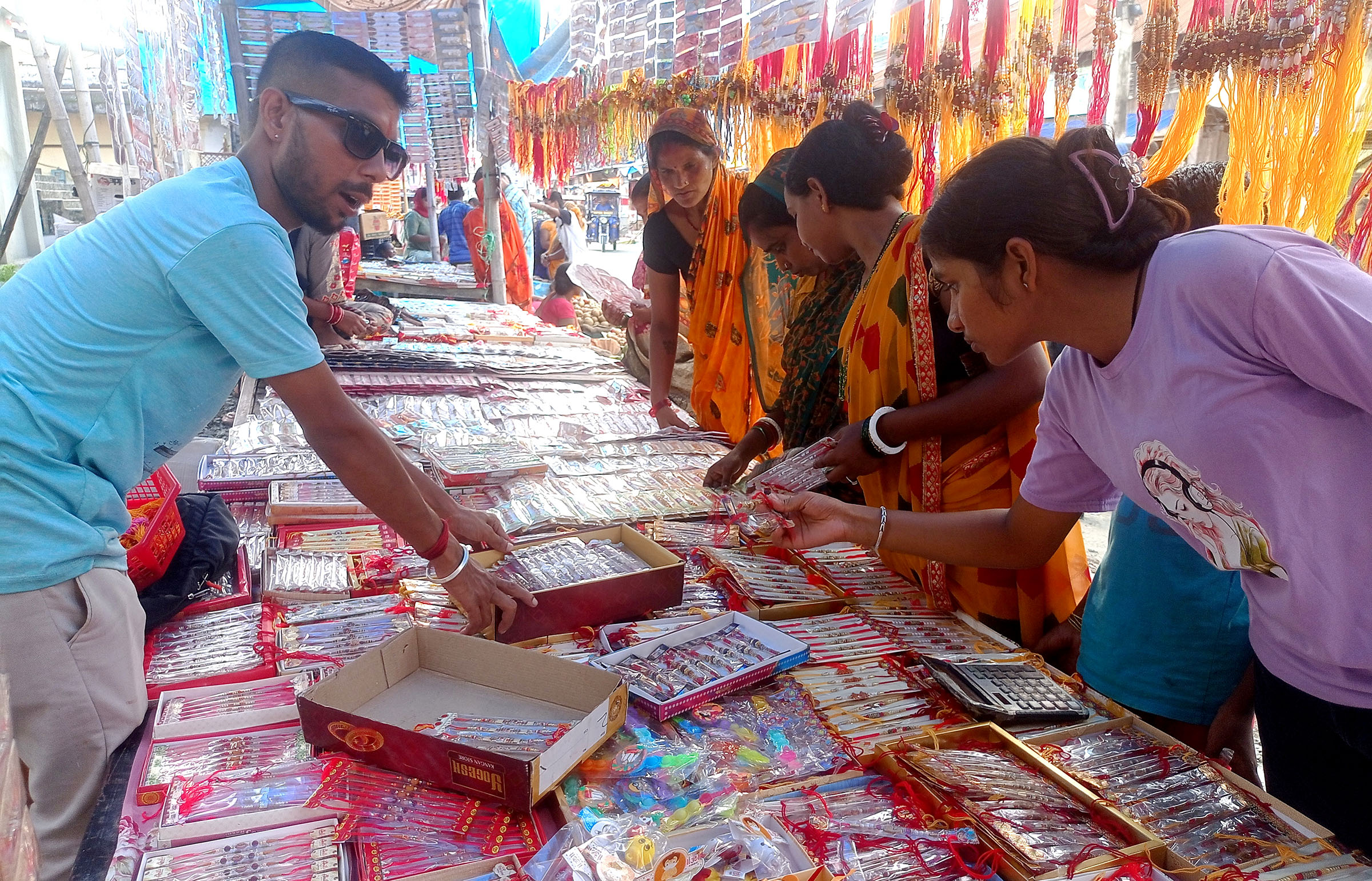 आयो पर्व : रक्षा बन्धनको पूर्व सन्ध्यामा आइतबार सुनसरीको इनरुवा बजारमा राखी किनमेल गर्दै स्थानीय। रक्षा बन्धनमा दिदीबहिनीले दाजुभाइको सुस्वास्थ्य, दीर्घायु तथा प्रगतिको कामना गर्दै राखी बाँध्ने चलन छ। 