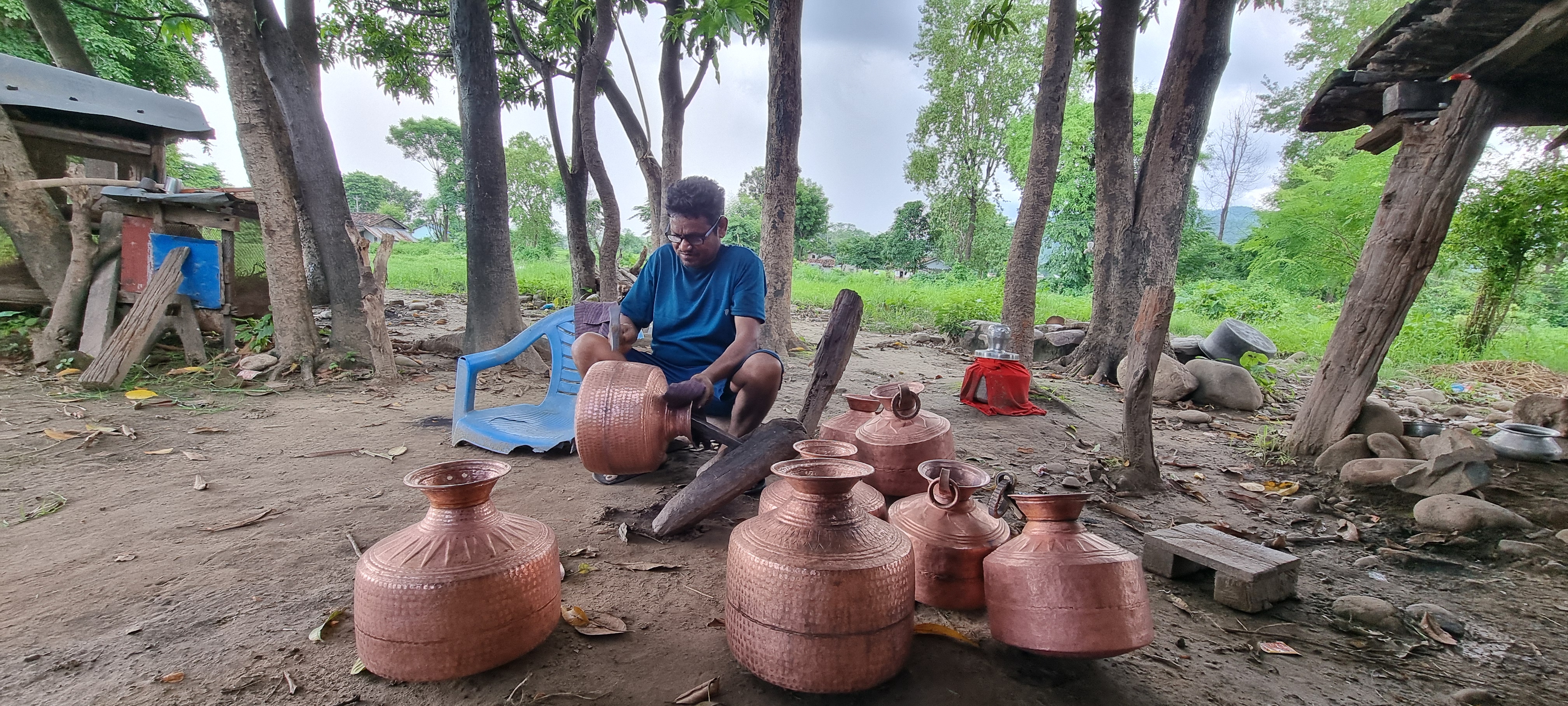 आफ्नै घरको आँगनमा तामाका भाँडा बनाउँदै कृष्णपुर–४ मालुबेलाका राजेन्द्र टमट्टा।